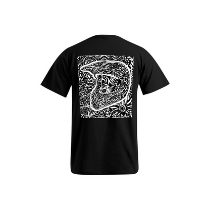 T-Shirt mit einem handdesigned Helm-Emblem mit Musterung.
